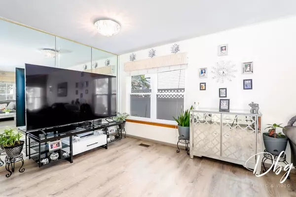 48 E Rosewood LN E, Round Lake Beach, IL 60073