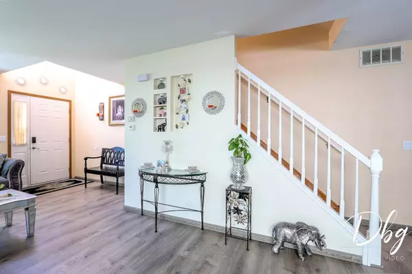 48 E Rosewood LN E, Round Lake Beach, IL 60073