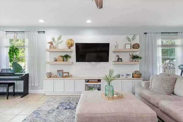 1926 SW Flower LN, Port Saint Lucie, FL 34953