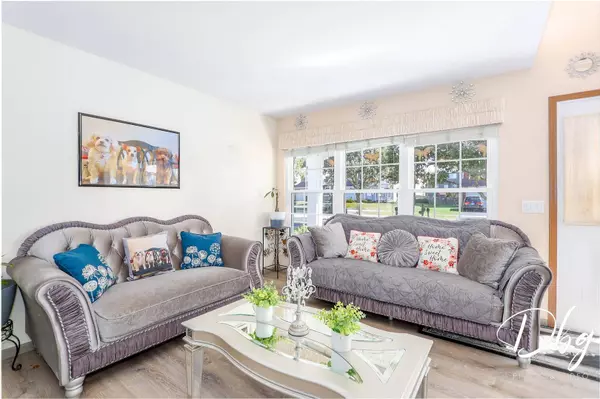 48 E Rosewood LN E, Round Lake Beach, IL 60073