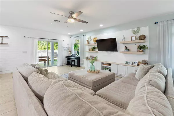 1926 SW Flower LN, Port Saint Lucie, FL 34953