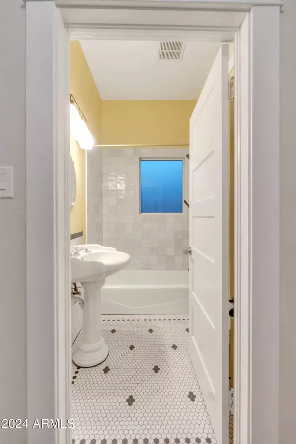 1310 W MONROE Street, Phoenix, AZ 85007