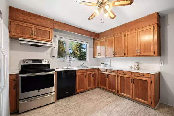 24 Heston ST NW, Calgary, AB T2K 2C1