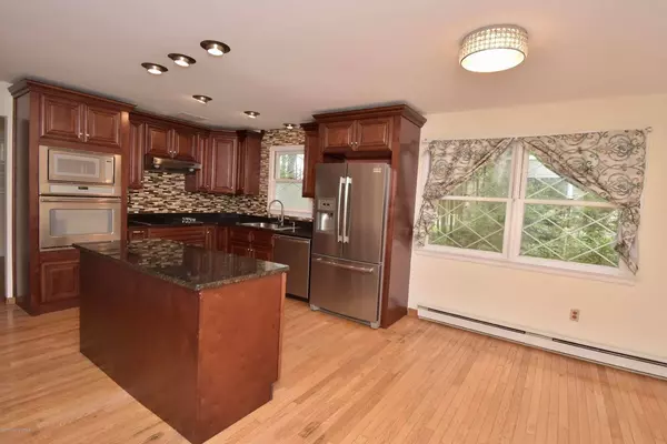 1013 Lexington Ave, Pocono Summit, PA 18346-7789