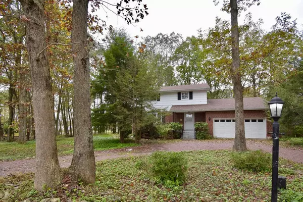 1013 Lexington Ave, Pocono Summit, PA 18346-7789