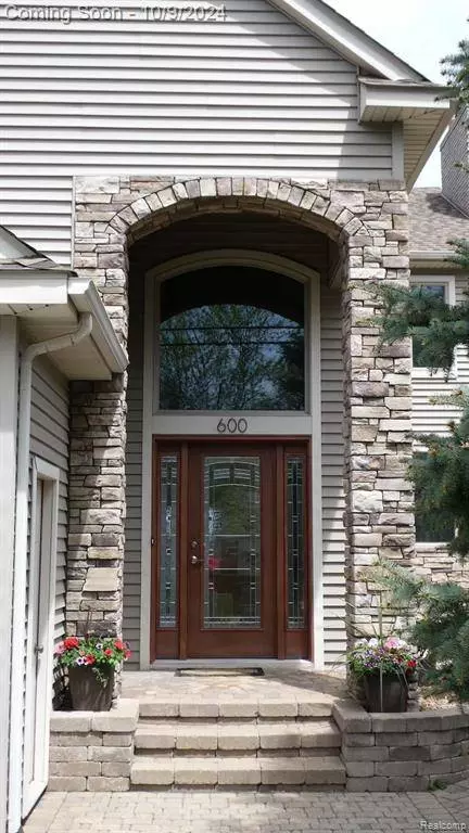 600 HEIGHTS Road, Lake Orion, MI 48362
