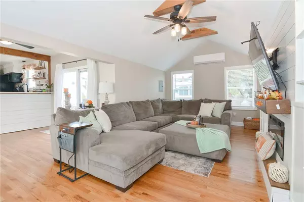 34 Spring Green RD, Warwick, RI 02888