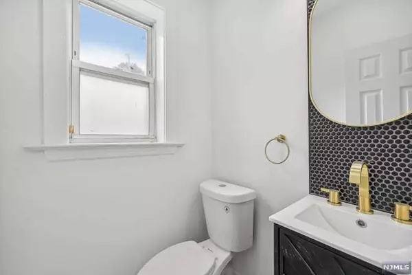 33 Edgerton TER, East Orange, NJ 07017