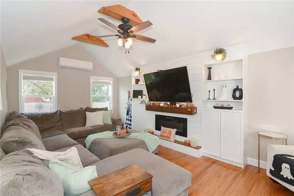 34 Spring Green RD, Warwick, RI 02888