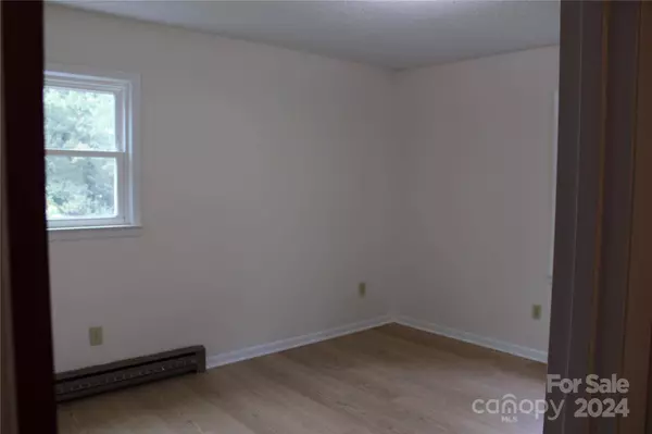 1138 Loblolly LN, Newton, NC 28658