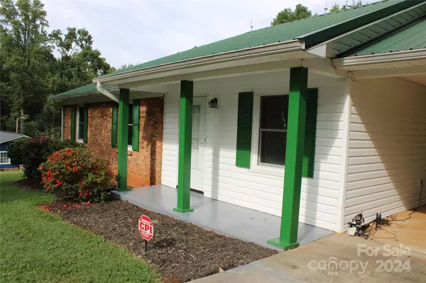 1138 Loblolly LN, Newton, NC 28658