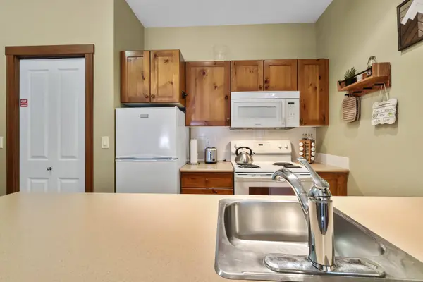 3190 Creekside Way #102, Sun Peaks, BC V0E 1Z1