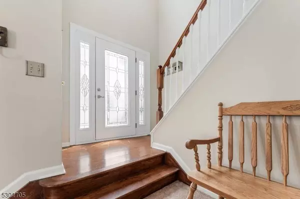 32 Strawberry Hill Rd, Branchburg Twp., NJ 08876