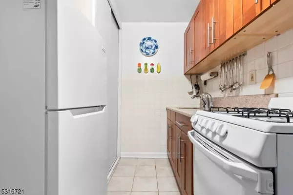 421 Park Pl #3F, Fort Lee Boro, NJ 07024