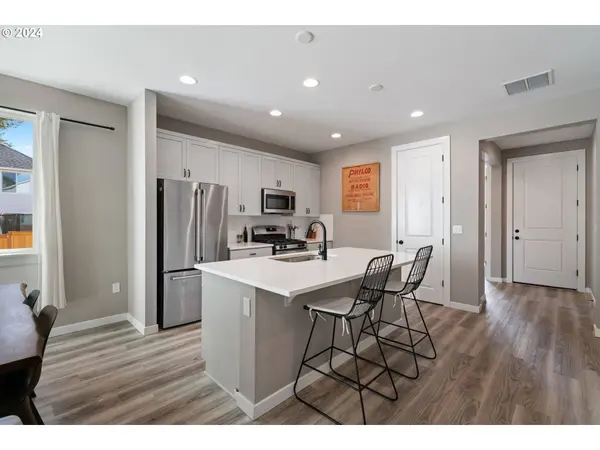 1528 NE 12TH PL, Canby, OR 97013