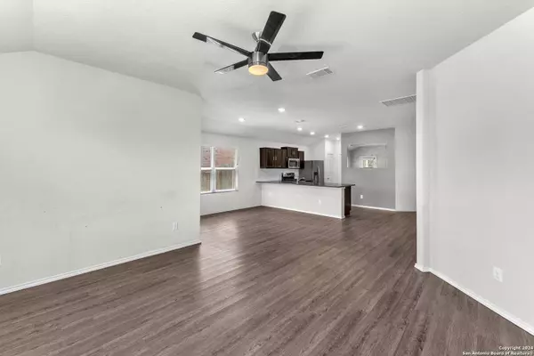 6083 AKIN CIR, San Antonio, TX 78261-4507