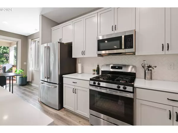 1528 NE 12TH PL, Canby, OR 97013