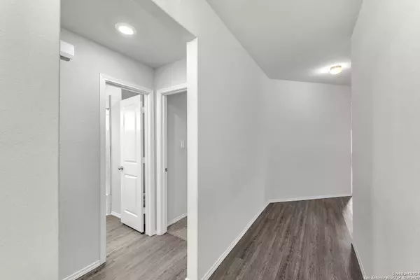 6083 AKIN CIR, San Antonio, TX 78261-4507