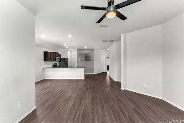 6083 AKIN CIR, San Antonio, TX 78261-4507