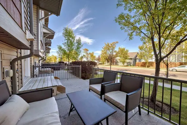 634 Copperpond BLVD SE, Calgary, AB T2Z 5B9