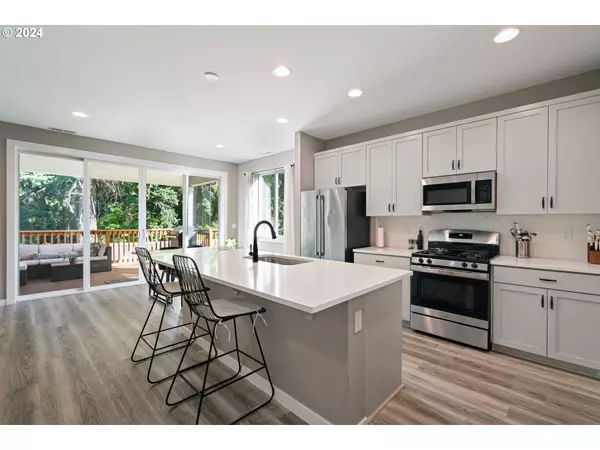 1528 NE 12TH PL, Canby, OR 97013