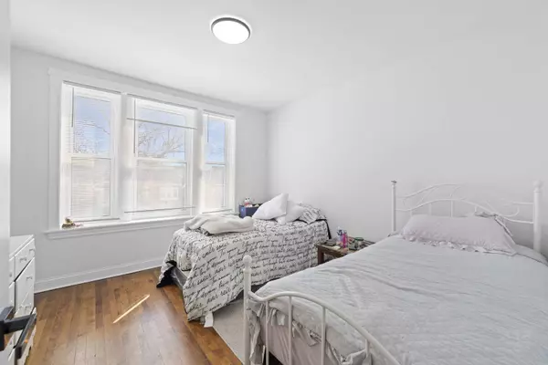 4742 N Lavergne Avenue, Chicago, IL 60630