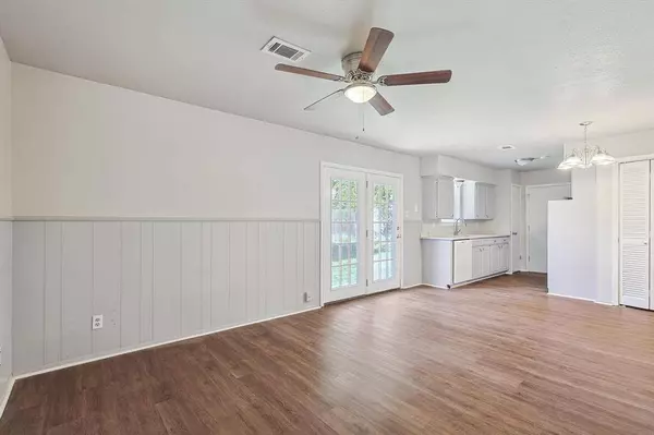 330 E Davis Street, Duncanville, TX 75116