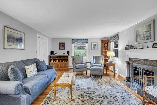 4 Embassy Ln, Andover, MA 01810