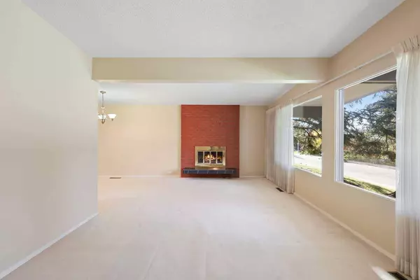 5116 48 ST NW, Calgary, AB T3A 0S9