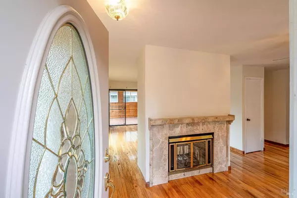 1 Blossom CT E, Napa, CA 94558