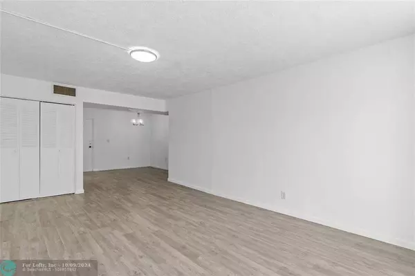 7000 NW 17th St  #219, Plantation, FL 33313