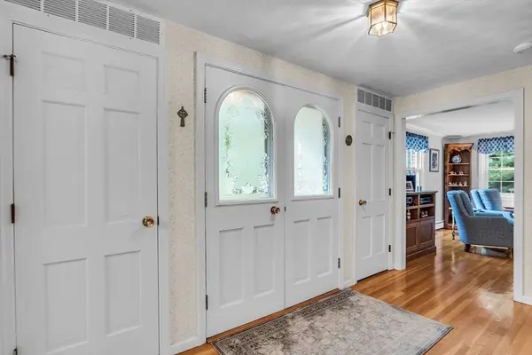 4 Embassy Ln, Andover, MA 01810