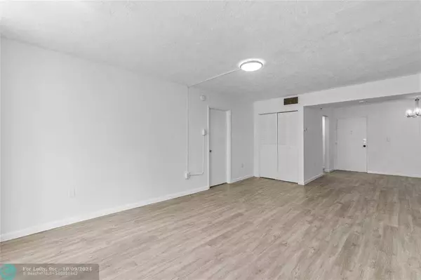 7000 NW 17th St  #219, Plantation, FL 33313