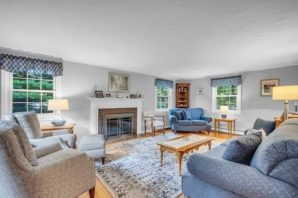 4 Embassy Ln, Andover, MA 01810