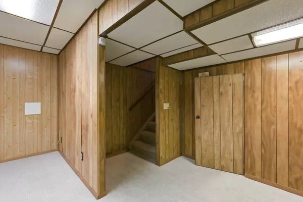 5116 48 ST NW, Calgary, AB T3A 0S9