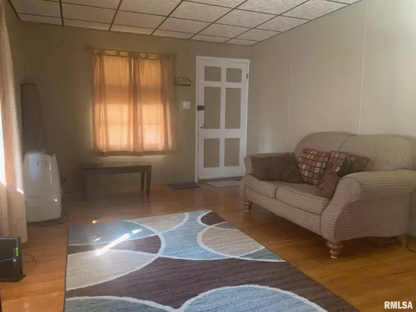 827 S 16TH ST, Quincy, IL 62301