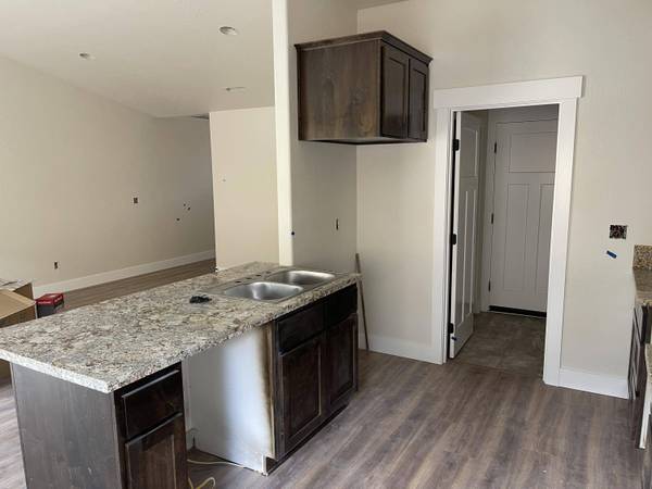 319 Christopher WAY, Talent, OR 97540