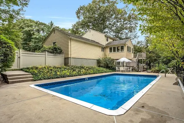 4 Embassy Ln, Andover, MA 01810