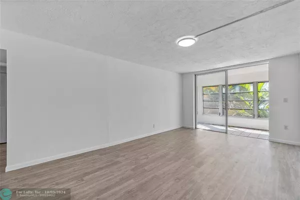 7000 NW 17th St  #219, Plantation, FL 33313