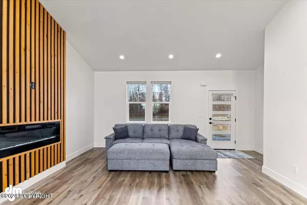 6271 S Hallie DR, Wasilla, AK 99623