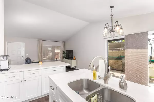 35 W CONCORDA Drive #102, Tempe, AZ 85282