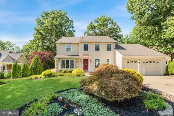 33 WHITECHAPEL DR, Mount Laurel, NJ 08054