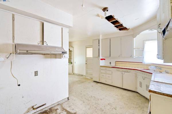 562 Montclair Ave, Oakland, CA 94606