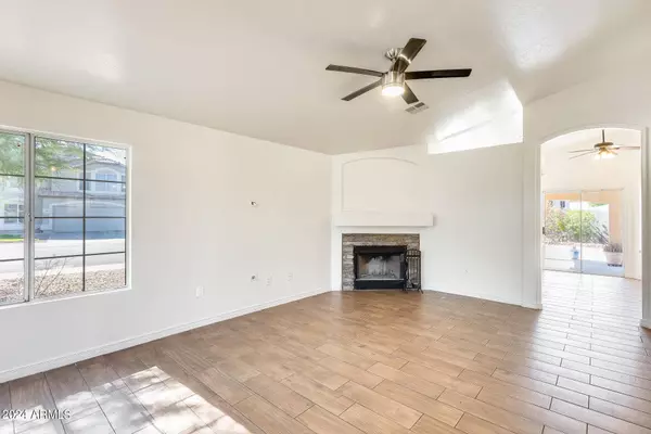 962 S ITHICA Street, Chandler, AZ 85225