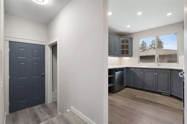 3252 33A AVE SE, Calgary, AB T2B 0K3