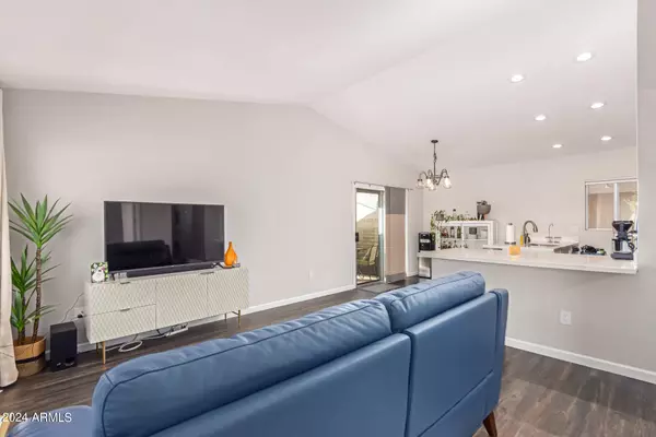 35 W CONCORDA Drive #102, Tempe, AZ 85282