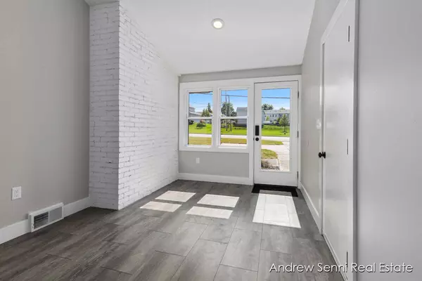 1261 3 Mile NE Road, Grand Rapids, MI 49505