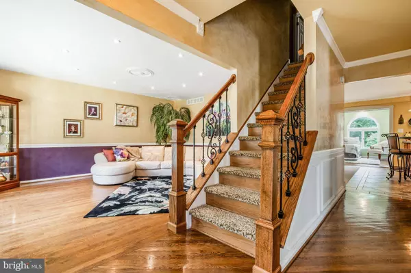 33 WHITECHAPEL DR, Mount Laurel, NJ 08054