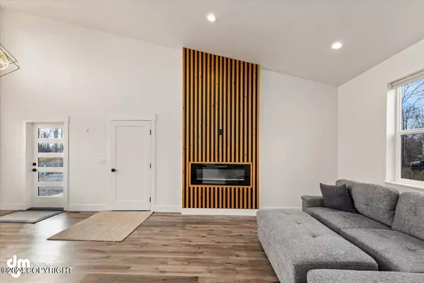 6271 S Hallie DR, Wasilla, AK 99623