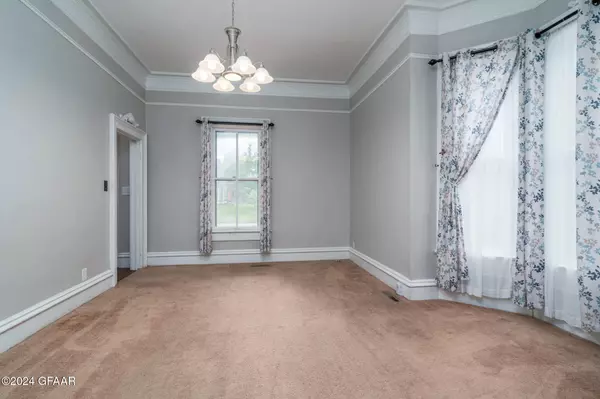 601 5TH ST S, Grand Forks, ND 58201